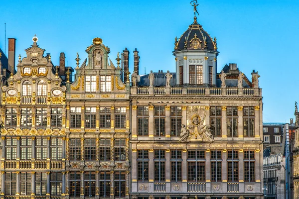 Bruselas, Bélgica. Fachada de casas en Grand Place y Maison du Roi plazas históricas y una visita obligada de Bruxelles —  Fotos de Stock