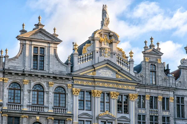 Bruselas, Bélgica. detalles De la fachada de las casas en la Grand place y las plazas históricas de la Maison du Roi y lugares de interés de Bruselas —  Fotos de Stock