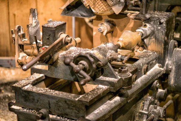Zaanse Schans, Hollandia. Vintage gépek gyártása fából készült cipő — Stock Fotó