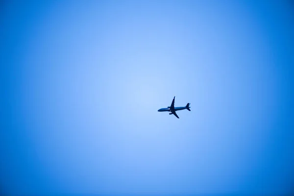 Plane in the distance against the blue sky — Stock Photo, Image