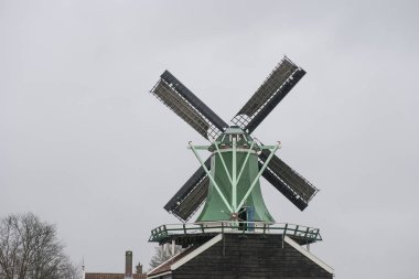 Hollanda. Holland. Zaanse Schans'a yakın çekim yel değirmeni bıçak