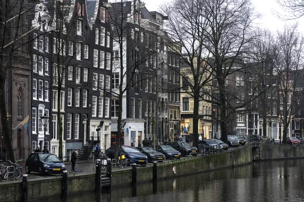 Nederländerna. Amsterdam.Traditional bostadsområde utveckling i centrum — Stockfoto