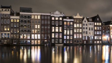 Hollanda. Şehir merkezinde evlerin Amsterdam.Night cephe