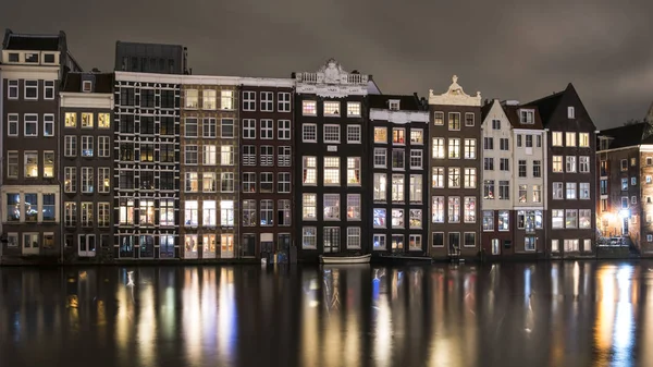 Pays-Bas. Amsterdam.Façade nocturne de maisons dans le centre-ville — Photo
