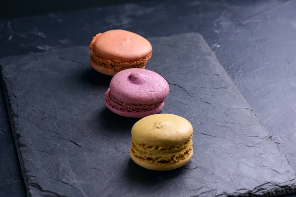 Set de muchos macarrones multicolores. Dulces inventados en Francia. Foto de comida —  Fotos de Stock