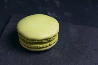 karanlık bir arka plan üzerinde ışık yeşil makarna. Tatlılar Fransa'da icat edildi. Gıda Fotoğraflar