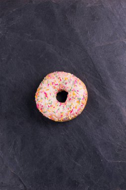 Koyu arkaplanda malzemeler olan taze çörek.