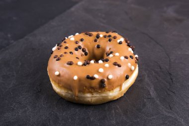 Koyu arkaplanda malzemeler olan taze çörek.