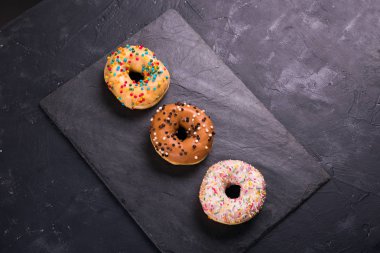 Berliner donuts sır siyah bir arka plan ile
