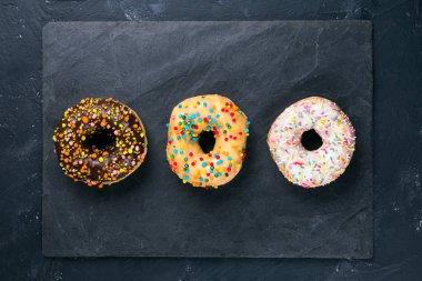 Berliner donuts sır siyah bir arka plan ile