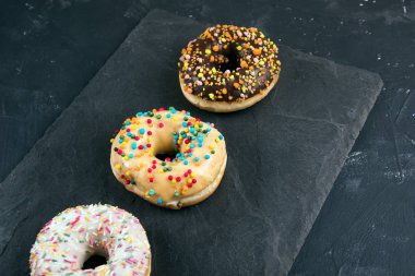 Berliner donuts sır siyah bir arka plan ile