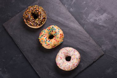 Berliner donuts sır siyah bir arka plan ile