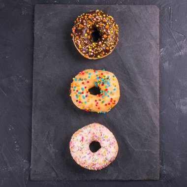 Berliner donuts sır siyah bir arka plan ile