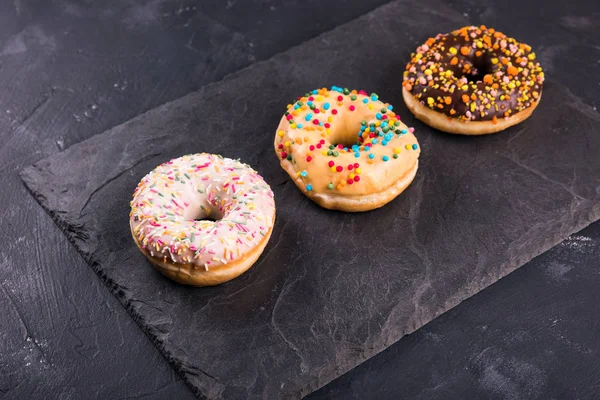 Berliner donuts sır siyah bir arka plan ile
