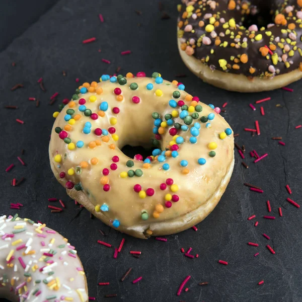 Donuts Berliner com esmalte sobre um fundo preto — Fotografia de Stock