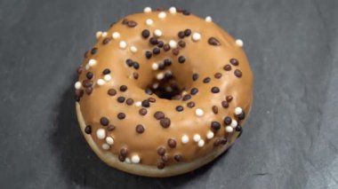 Tatlı çörek karanlık bir arka plan üzerinde döner. Geleneksel Amerikan tatlılık