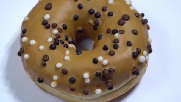 甘いドーナツは、白い背景を回転させます。伝統的なアメリカの甘さ — ストック動画