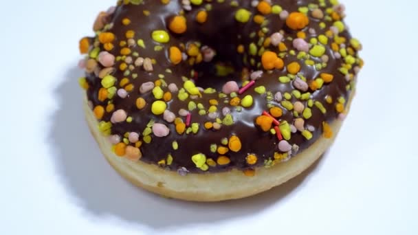 Doce donuts girando sobre um fundo branco. Doçura americana tradicional — Vídeo de Stock