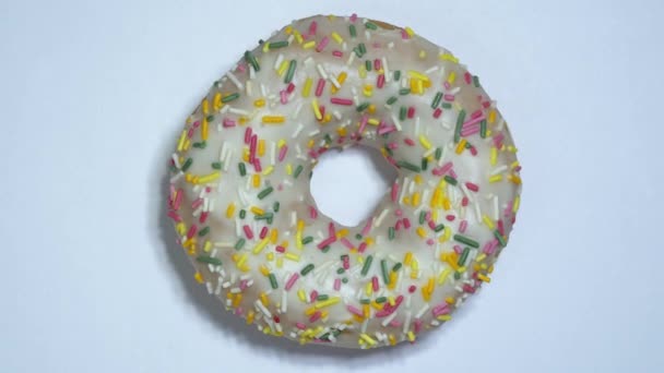 Doce donuts girando sobre um fundo branco. Doçura americana tradicional — Vídeo de Stock