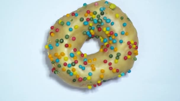 Donuts sucrés tournant sur un fond blanc. Douceur américaine traditionnelle — Video