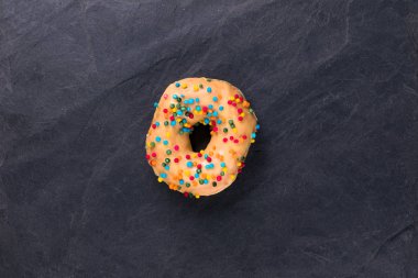 Koyu arkaplanda malzemeler olan taze çörek.