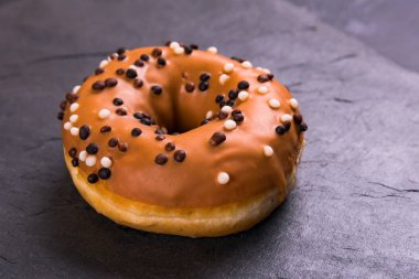 Koyu arkaplanda malzemeler olan taze çörek.