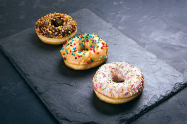 Berliner donuts sır siyah bir arka plan ile
