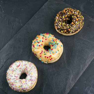 Berliner donuts sır siyah bir arka plan ile
