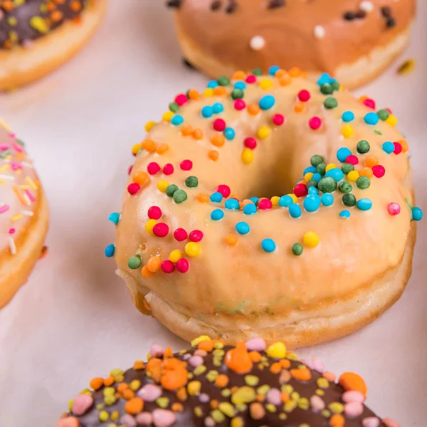 Caixa de doces donuts frescos com recheio — Fotografia de Stock