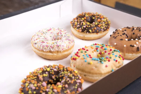 Caixa de doces donuts frescos com recheio — Fotografia de Stock