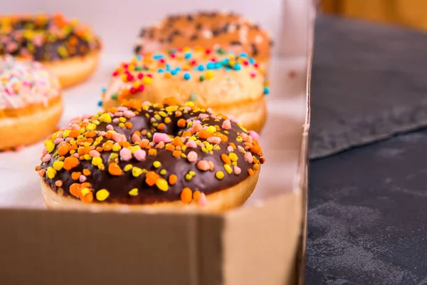 Caixa de doces donuts frescos com recheio — Fotografia de Stock