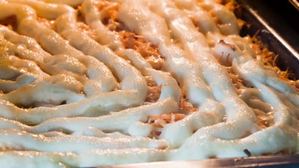 Zeitraffer-Kochen im Ofen Fleisch mit Kartoffeln unter Mayonnaise — Stockvideo