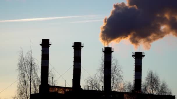 Contaminación atmosférica procedente de tuberías industriales — Vídeo de stock