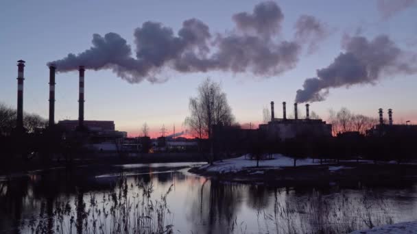 Inquinamento atmosferico provocato dai tubi degli impianti industriali — Video Stock