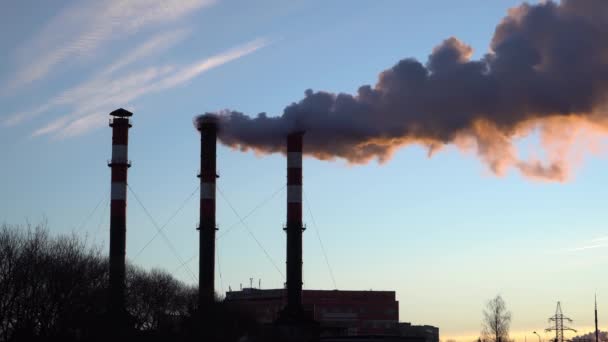 Air pollution from industrial plant pipes — Stock Video