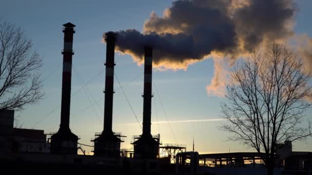 산업 플랜트 파이프에서 대기 오염 — 비디오