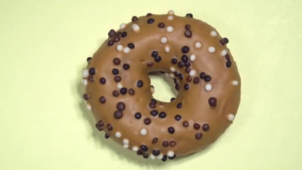 色付きの背景に回転おいしい甘いドーナツ — ストック動画