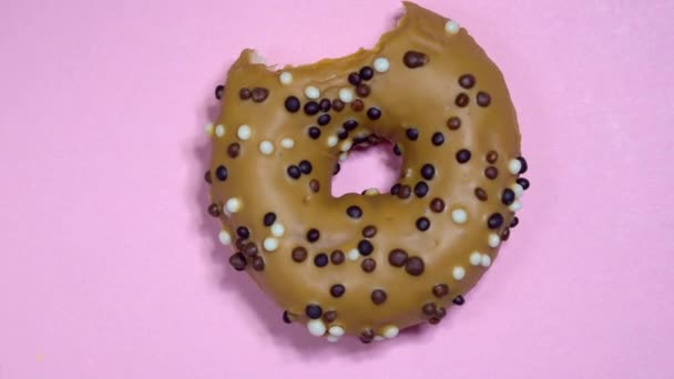 Delicioso donut doce girando em fundo colorido — Vídeo de Stock