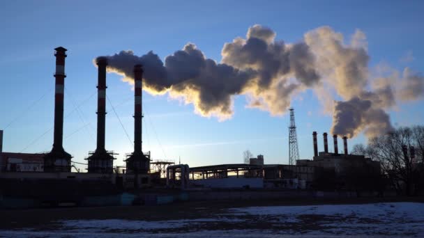 Luchtverontreiniging door emissies van fabrieksinstallaties pijpen — Stockvideo