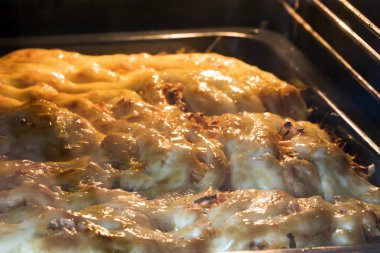 mayonez altında patates fırında etli yemek