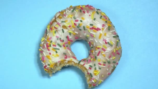 Delicioso donut doce girando em fundo colorido — Vídeo de Stock