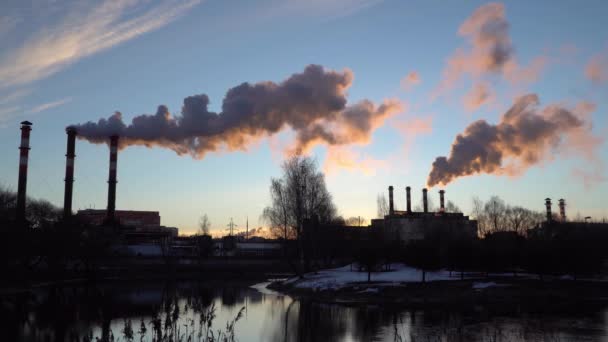 Contaminación atmosférica procedente de tuberías industriales — Vídeo de stock