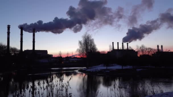 Загрязнение воздуха трубами промышленных предприятий — стоковое видео