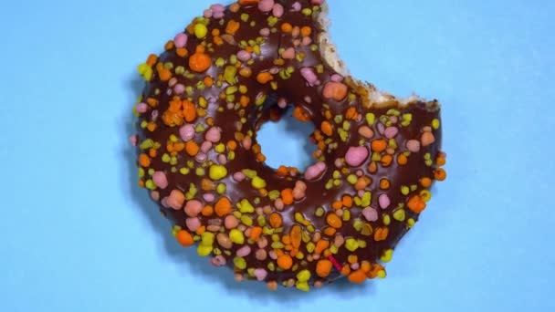 Delicioso donut dulce girando sobre fondo de color — Vídeos de Stock