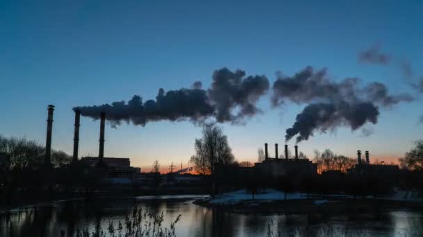 Timelapse. Pollution atmosphérique par les tuyaux des installations industrielles — Video