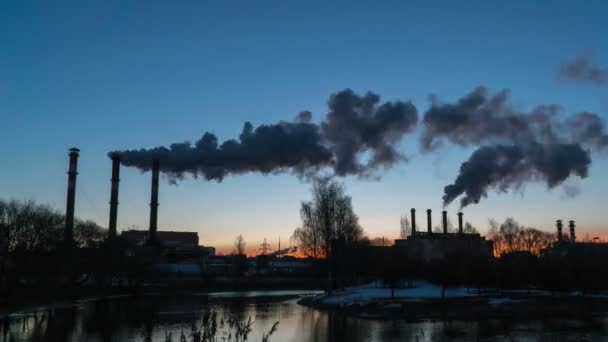 Timelapse. Pollution atmosphérique par les tuyaux des installations industrielles — Video