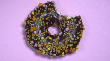 Renkli arka plan üzerinde iplik lezzetli tatlı çörek