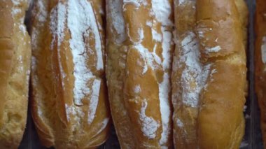 Taze eklerleri ile toz serpilir masanın üzerinde döndürmek