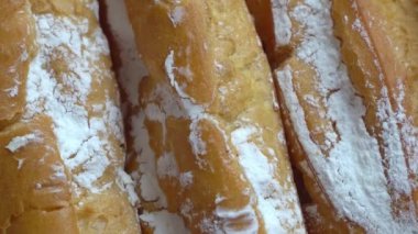 Taze eklerleri ile toz serpilir masanın üzerinde döndürmek