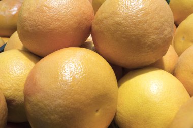 Olgun kırmızı ve sarı greyfurt yakın çekim arka plan